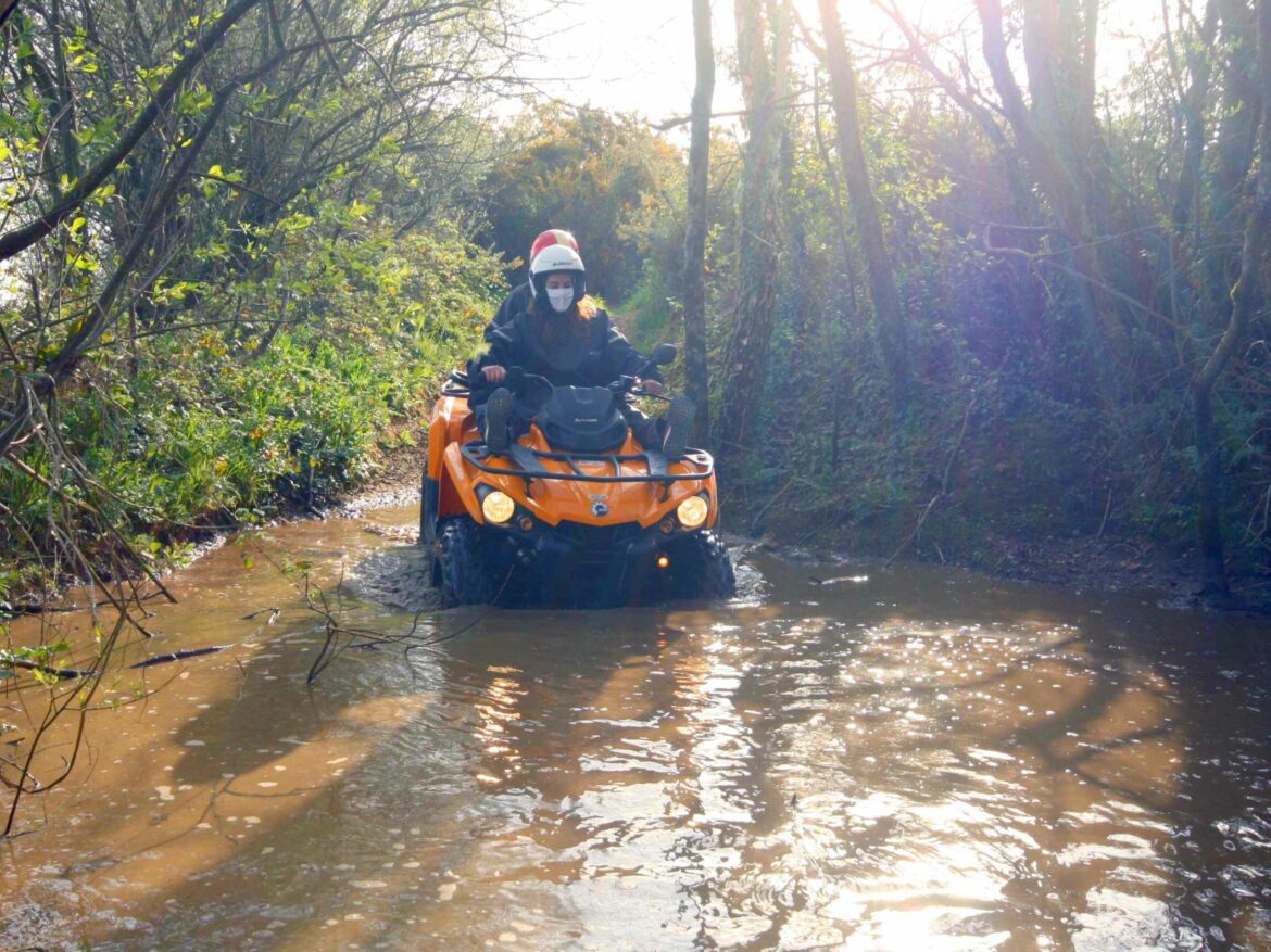 Quad dans flaque d'eau